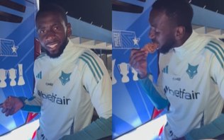 Bolasie cutuca Atlético com frango frito após vitória do Cruzeiro