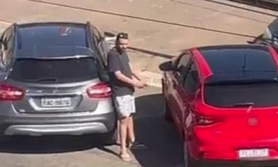 Vídeo: ladrão finge se alongar para roubar carro e depois foge em Mercedes-Benz