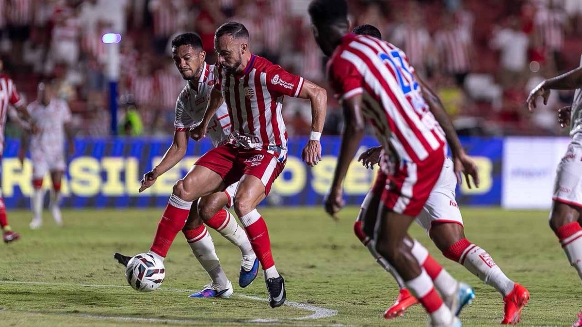 Vila Nova vence Náutico e assume liderança da Série B