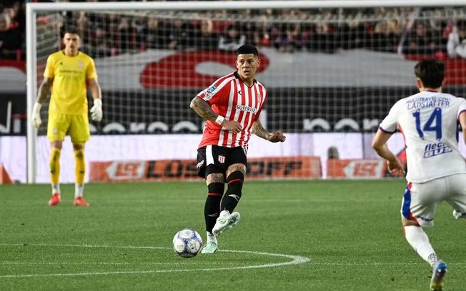 Rojo se lamenta após perder gol inacreditável contra o Flamengo Rojo se lamenta após perder gol inacreditável contra o Flamengo