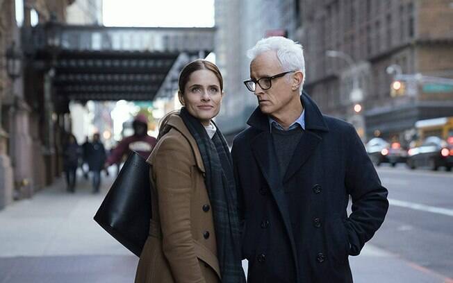 John Slattery e Amanda Peet em cena de The Romanoffs