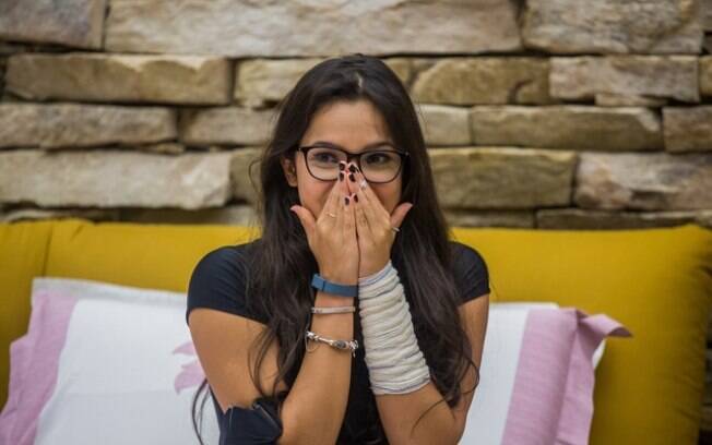 Emilly devolveu dois relógios que ganhou de uma marca após uma grande confusão