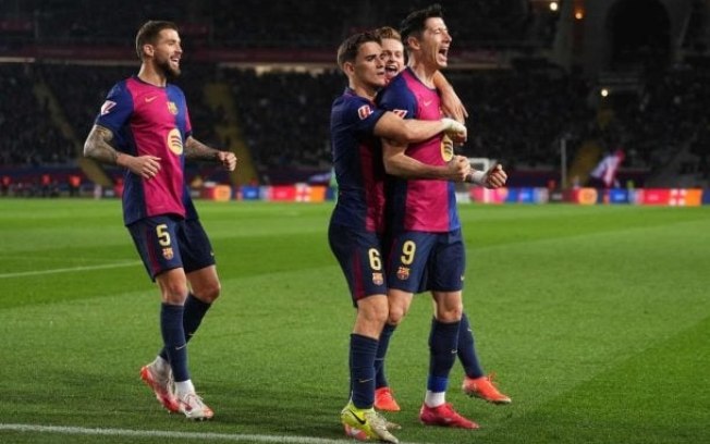 Jogadores do Barcelona comemoram o gol marcado por Lewandowski Jogadores do Barcelona comemoram o gol marcado por Lewandowski
