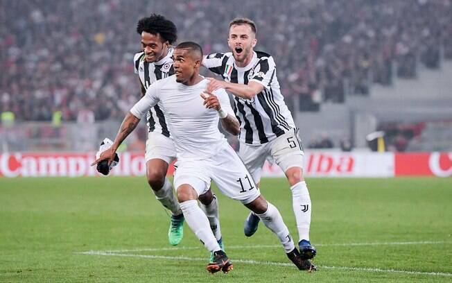 Douglas Costa comemora um dos gols da vitória da Juventus que deu o título da Copa da Itália