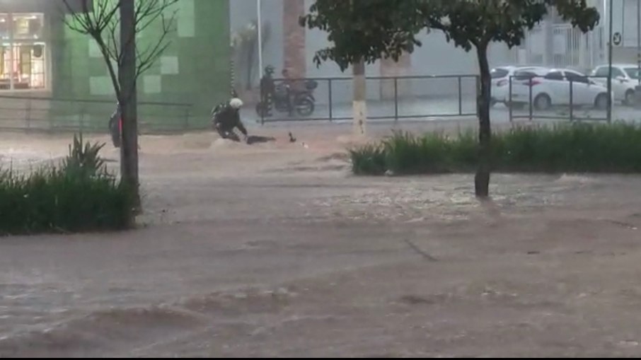 Enchente arrasta moto na Avenida Princesa d`Oeste