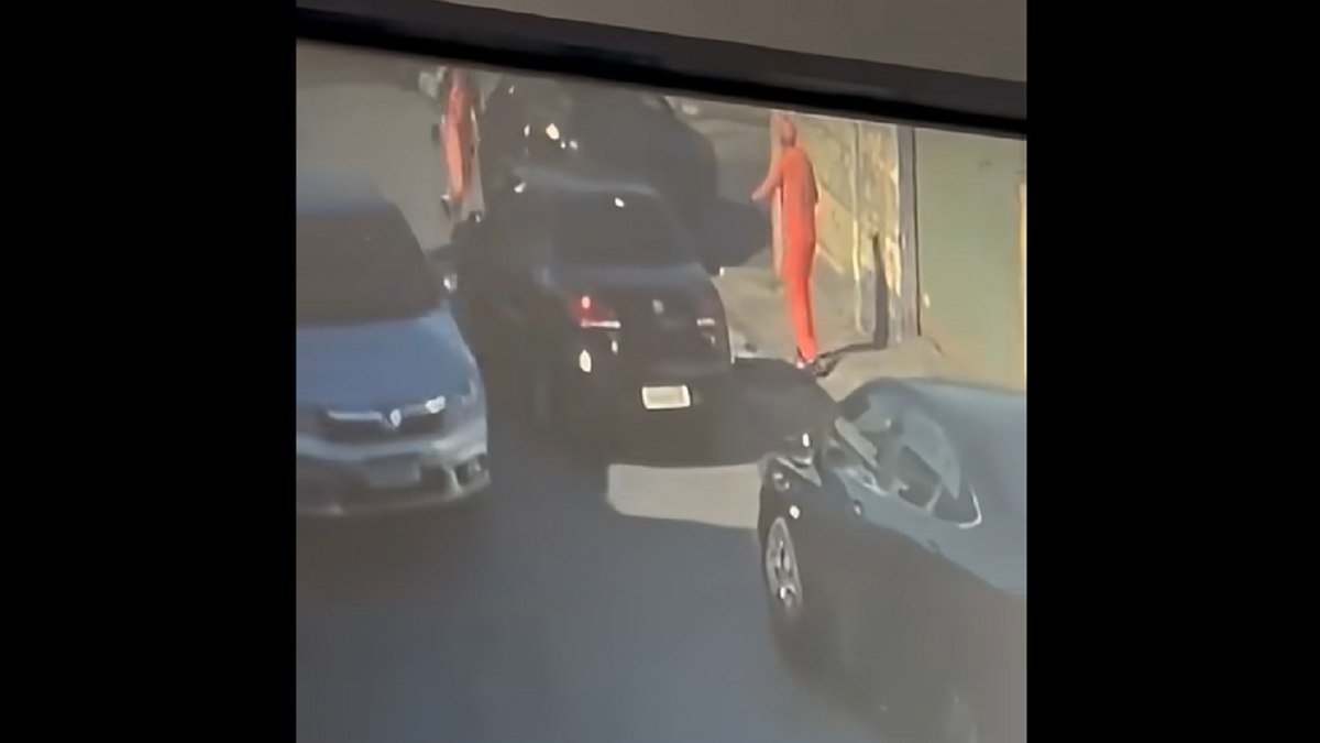 As imagens de câmeras de segurança mostram o veículo passando pela rua As imagens de câmeras de segurança mostram o veículo passando pela rua