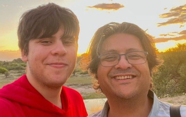 Suleman Dawood, de 19 anos, ao lado do pai, Shahzada, de 48 anos