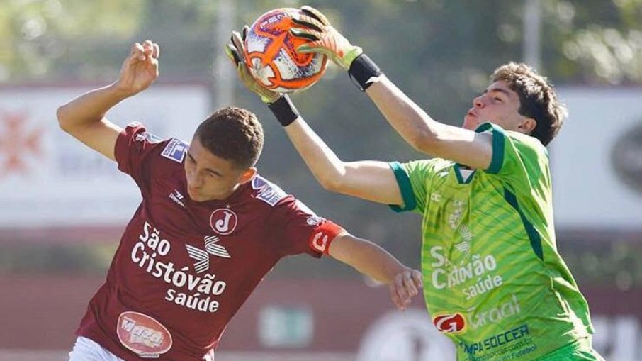 O goleiro Marcelo Fulanetti Luz em ação no clássico dos imigrantes Juventus x Portuguesa, pelo Campeonato Paulista sub 15, em 2019