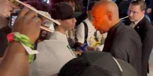 Denzel Washington discute com caçadores de autógrafos ao chegar em evento