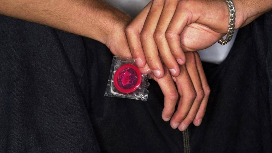 Imagem ilustrativa de conscientização para o uso do preservativo durante relações sexuais