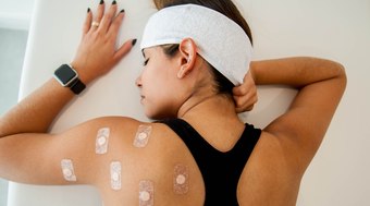 Acupuntura sem agulhas se torna aliada para aliviar as dores