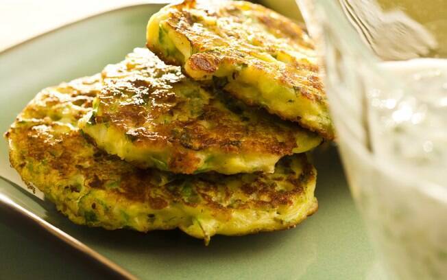 Fritadas De Abobrinha Com Molho De Iogurte