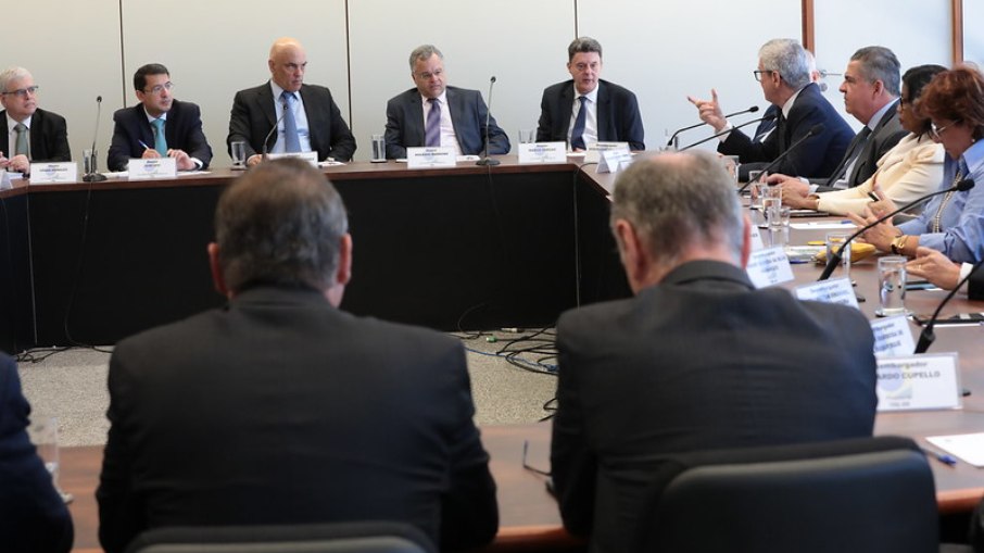 Ministro Alexandre de Moraes em reunião com os presidentes dos TREs