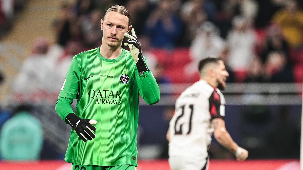 Safonov reage a memes debochando do Flamengo: "Surra total"