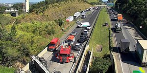 Acidente bloqueia totalmente pista da Rodovia Dom Pedro I em SP
