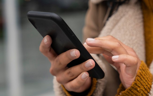 Por que os brasileiros estão adiando a compra de smartphones