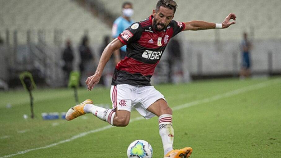 Com Covid, Mauricio Isla, do Flamengo, aparece isolado da mulher