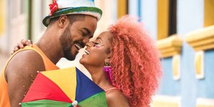 Carnaval: os riscos da "doença do beijo" e como se proteger