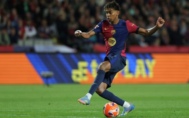 O atacante espanhol do Barcelona Lamine Yamal durante a partida contra o Mallorca no Estádio Olímpico Lluis Companys, em Barcelona, em 22 de abril de 2025. O atacante espanhol do Barcelona Lamine Yamal durante a partida contra o Mallorca no Estádio Olímpico Lluis Companys, em Barcelona, em 22 de abril de 2025.