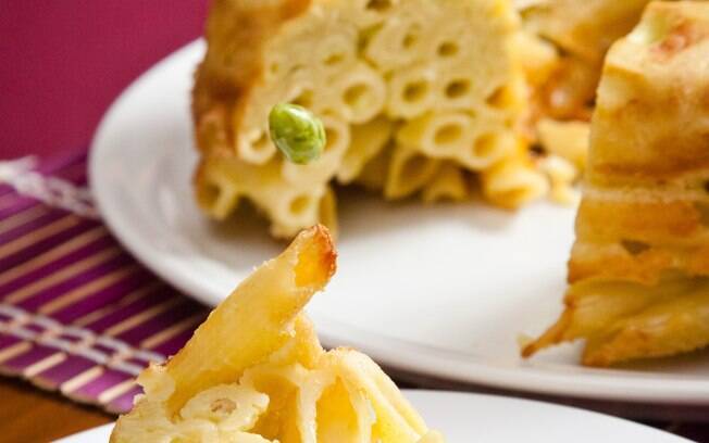Foto da receita Bolo de macarrão pronta.