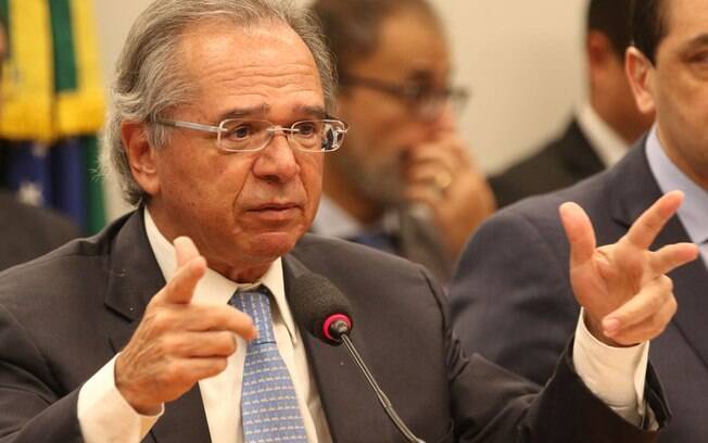 Guedes quer quebrar monopólio da Petrobras e privatizar distribuidoras para baixar preço do gás de cozinha
