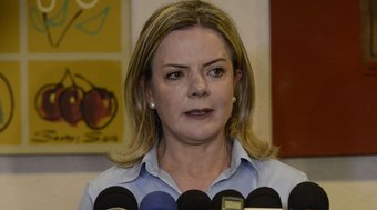 Gleisi pede que siglas aliadas indiquem nomes para transição