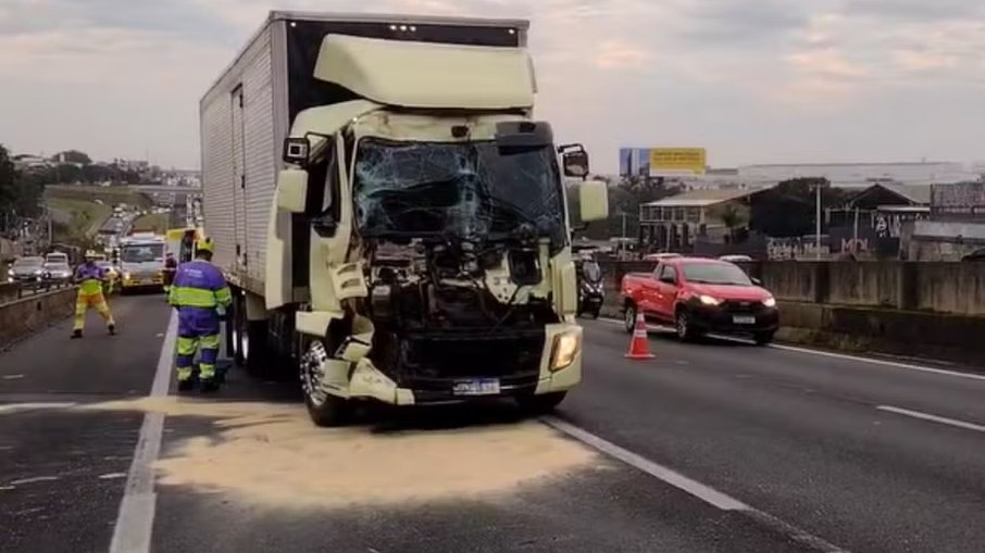 Um dos caminhões atingiu a traseira do outro Um dos caminhões atingiu a traseira do outro
