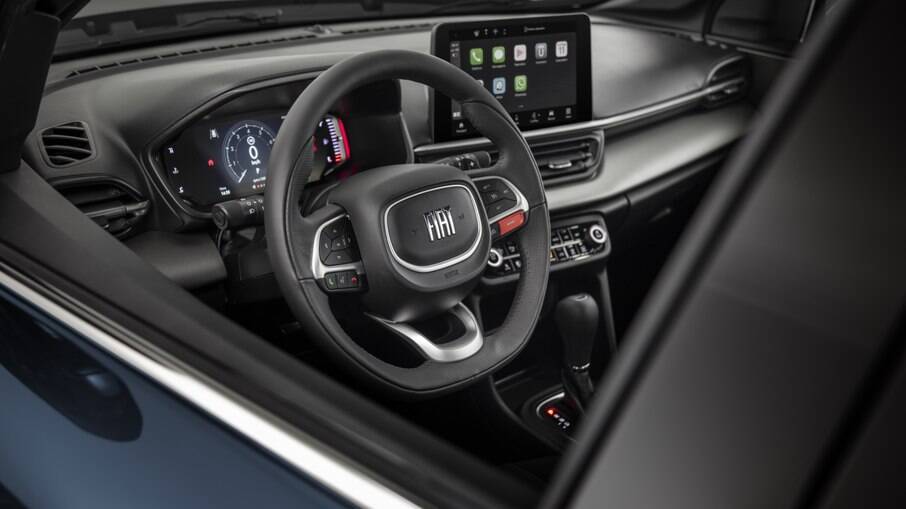 O interior do Fiat Pulse Impetus. Modelo tem volante multifuncional com paddle-shifters para trocas de marcha