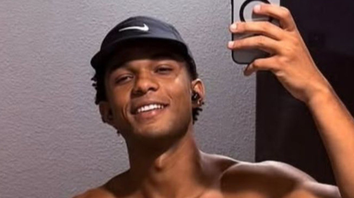 Juan%20Paiva%20posa%20sem%20camisa%20e%20exibe%20abd%C3%B4men%20trincado