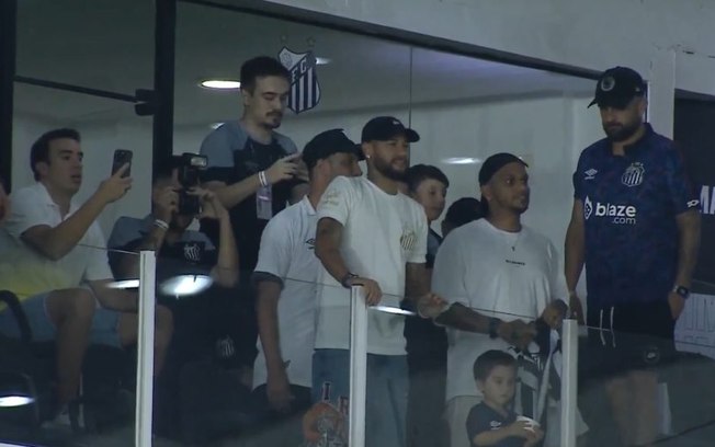 Neymar assiste clássico e é ovacionado na Vila Belmiro: ‘Volta, Neymar’