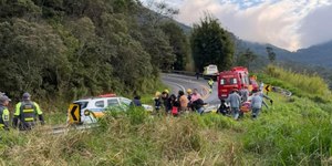 Ônibus cai em ribanceira e deixa cinco mortos no Vale do Paraíba