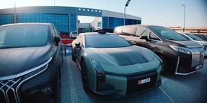 Vídeo: brasileiro encontra cemitério de carros de luxo em Dubai 
