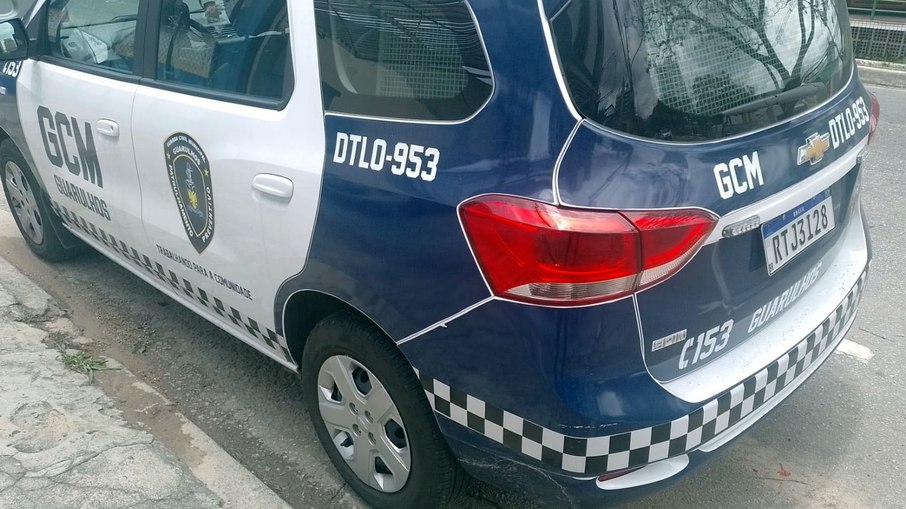 O suspeito tentou fugir ao notar os agentes, mas foi detido rapidamente. O suspeito tentou fugir ao notar os agentes, mas foi detido rapidamente.
