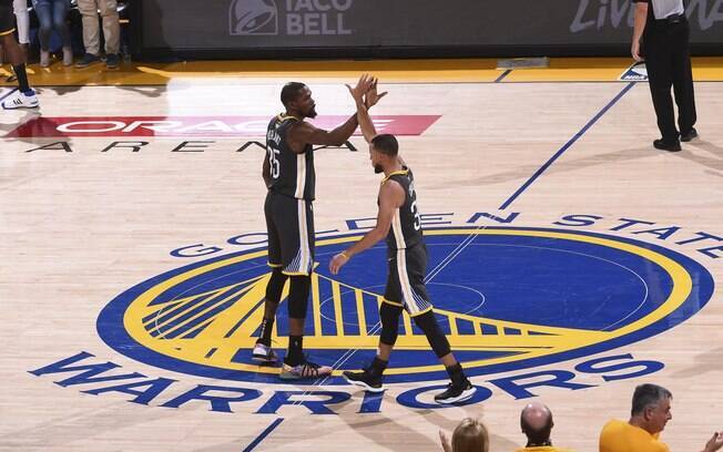 Kevin Durant e Stephen Curry são dois dos principais jogadores da NBA atualmente e ajudam no crescimento da popularidade do Golden State Warriors