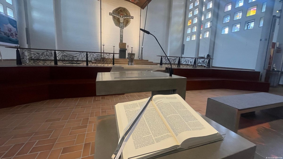 Uma igreja, duas fés: católicos e protestantes dividem o altar - QTU Questões do Universo