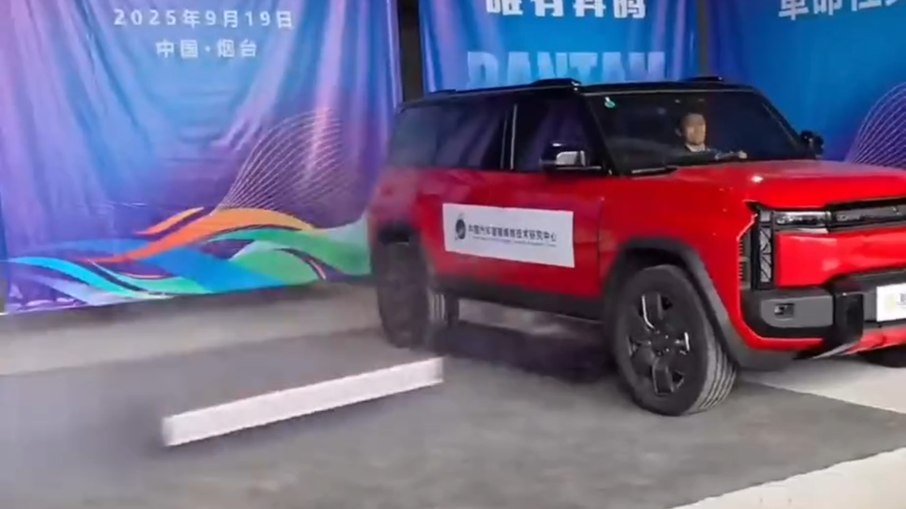 China testa ejeção de bateria de carro elétrico após acidente