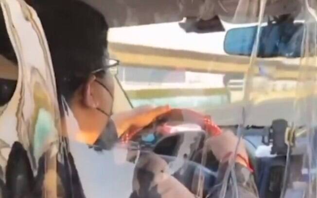 Além de máscara, taxista colocou capa plástica para ficar distante de passageiros
