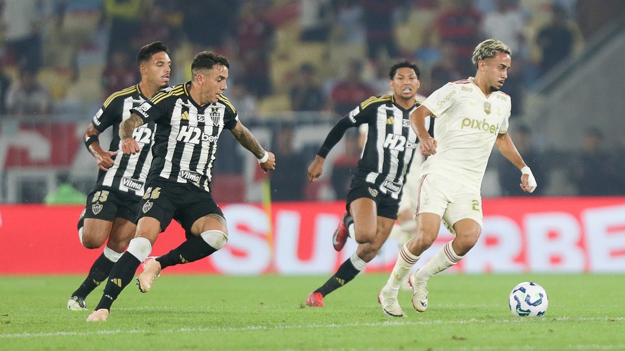 Vitória do Galo: Matheus Gonçaves, do Fla, domina a bola diante de jogadores do Atlético Vitória do Galo: Matheus Gonçaves, do Fla, domina a bola diante de jogadores do Atlético