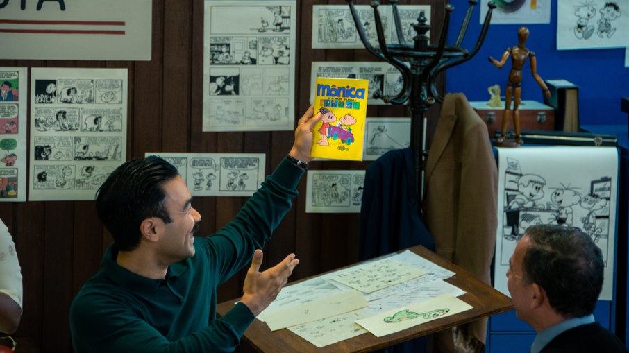 Cena de Mauricio de Sousa – O Filme, com Mauro Sousa interpretando o pai ao apresentar uma edição da Turma da Mônica.