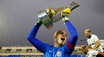 Aos 38 anos, Júlio César anuncia aposentadoria 