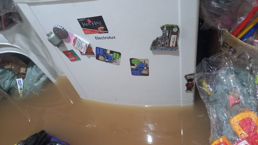 Nível da água que atingiu a cozinha de Kellerman durante a enchente