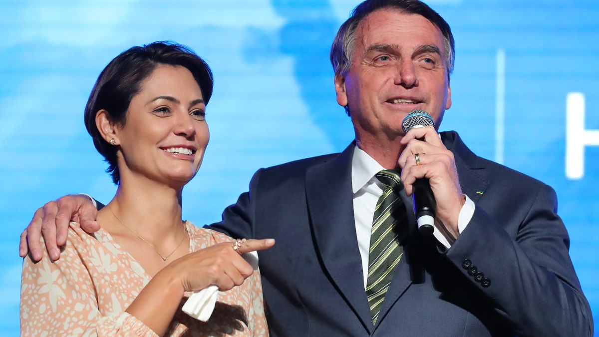 Presidente Jair Bolsonaro (PL) ao lado da primeira-dama Michelle Bolsonaro