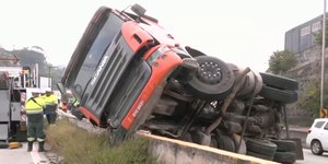 Carreta com 30 toneladas de cimento tomba na Raposo Tavares