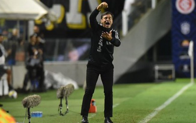 Erro do VAR contra o Santos deixa Bustos triste: 'Não tenho vontade de falar de futebol'