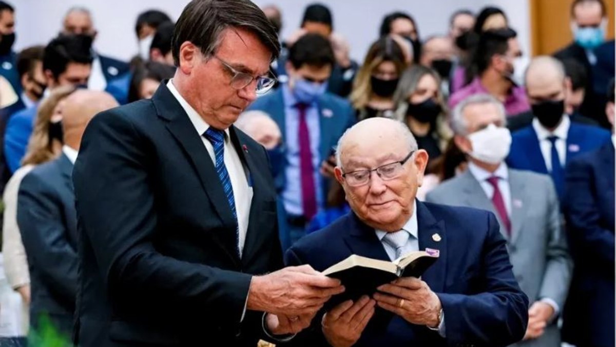 Bolsonaro ao lado do pastor José Wellington Bezerra da Costa, da Assembleia de Deus, em fevereiro