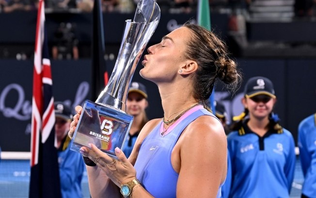 Aryna Sabalenka beija o troféu do WTA 500 de Brisbane, após a vitória sobre Polina Kudermetova na final disputada neste domingo