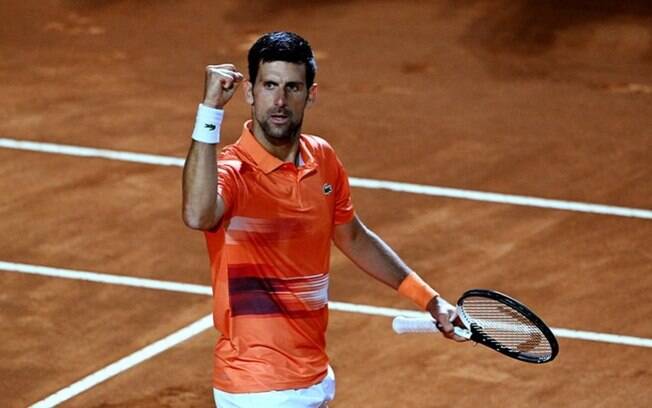 Djokovic vai à semifinal do Masters 100 de Roma, fica perto da vitória 1000 na carreira e garante número 1