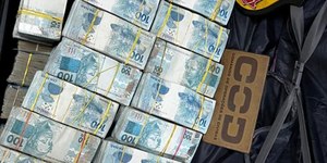 Advogado tenta subornar PM para liberar mala com R$ 1,7 mi