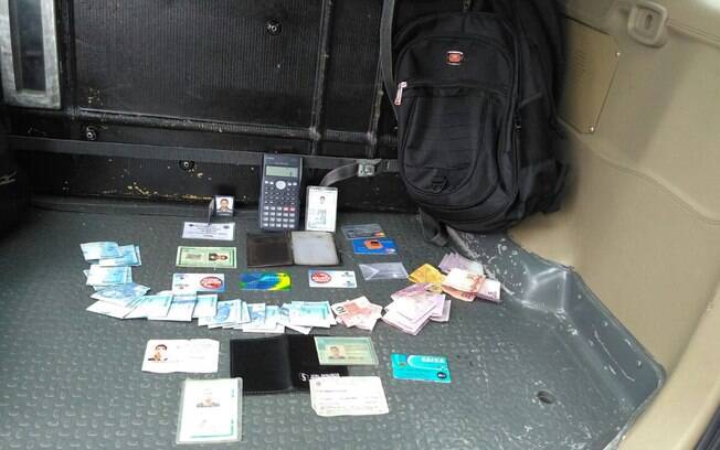 Homens da Cavalaria da PM apreenderam R$ 227 e diversos documentos que estavam em mochila jogada em uma caçamba