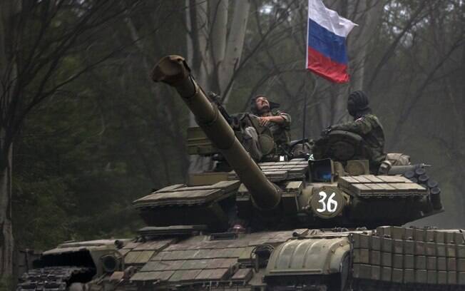 Rebeldes pró-Rússia em um tanque com a bandeira da Rússia em uma estrada a leste de Donetsk, Ucrânia (21/07). Foto: AP